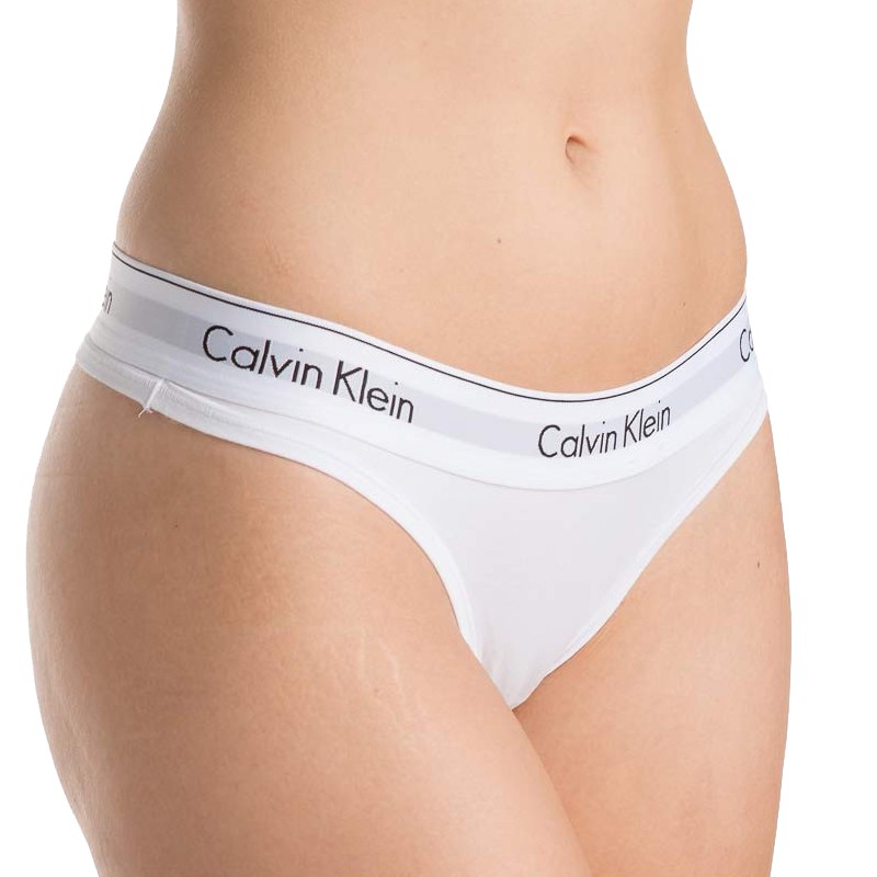 Dámská tanga Calvin Klein bílá (QF5117E-100) 3XL.
Tyto tanga Calvin Klein vypadají velmi luxusně, a to nejen díky originálnímu provedení.