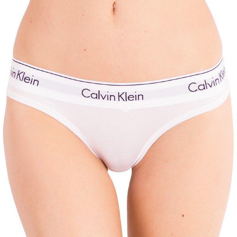 Dámská tanga Calvin Klein bílá (QF5117E-100) 3XL.
Tyto tanga Calvin Klein vypadají velmi luxusně, a to nejen díky originálnímu provedení.