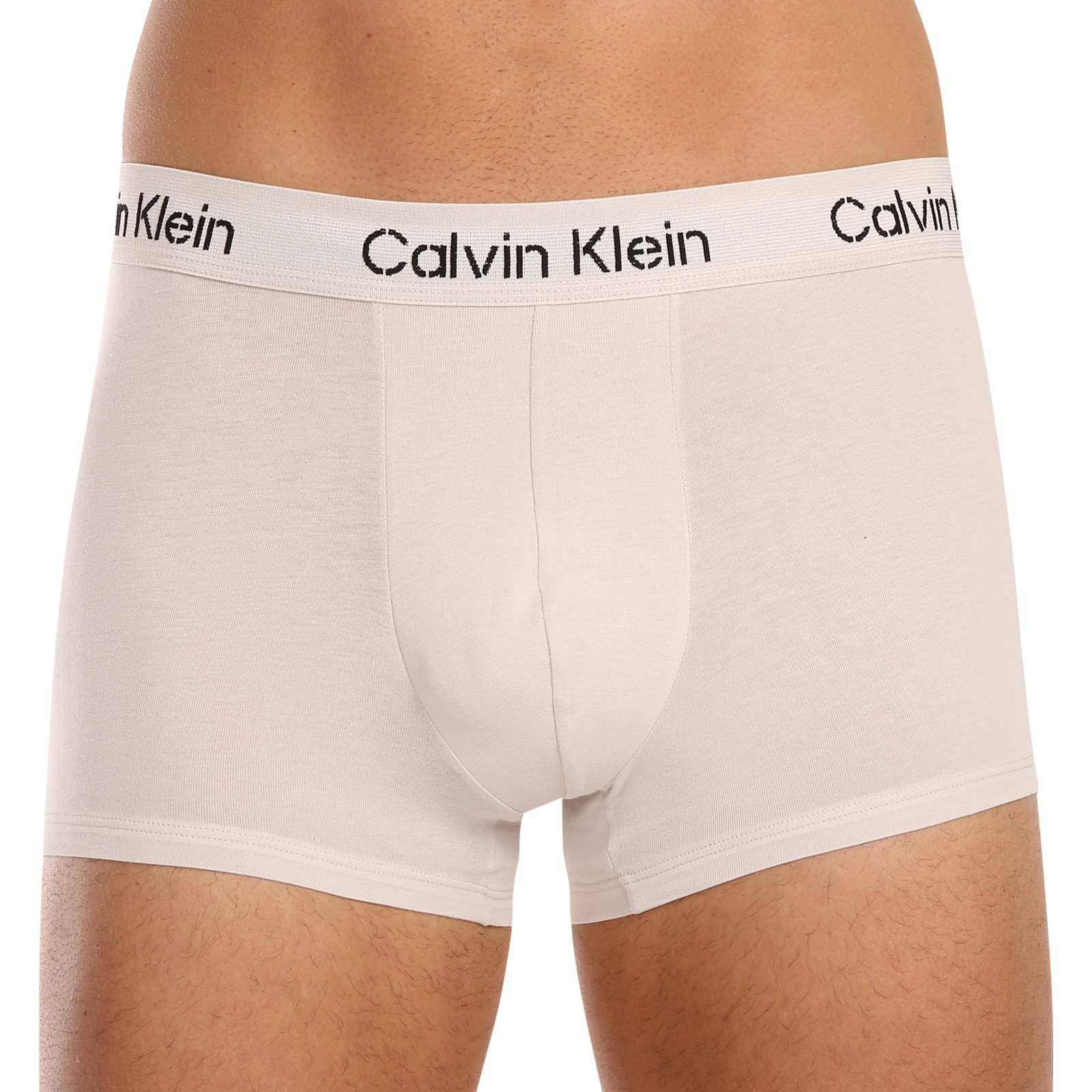 3PACK pánské boxerky Calvin Klein vícebarevné (NB3709A-FZ6) L, trenky / trenýrky.
Kvalitní boxerky do každého šatníku
Pánské boxerky Calvin Klein s delší nohavičkou zajišťují dokonalý komfort pro každodenní nošení, nezáleží na tom, jestli tě čeká důležitá pracovní schůzka nebo lezení po skalách.
Spodní prádlo Calvin Klein milují lidé po celém světě
Pánské spodní prádlo Calvin Klein patří ke stálicím módního průmyslu.