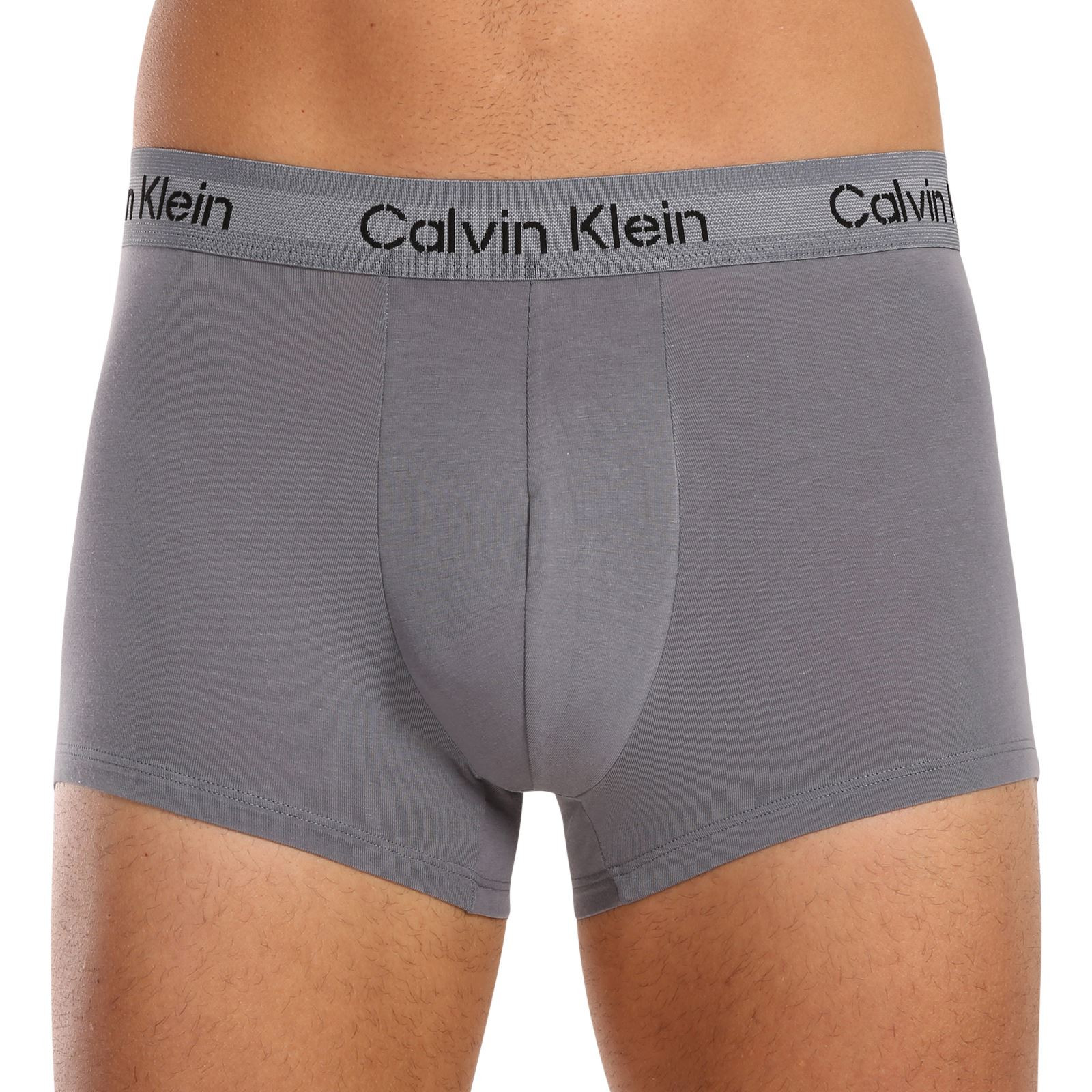 3PACK pánské boxerky Calvin Klein vícebarevné (NB3709A-FZ6) L, trenky / trenýrky.
Kvalitní boxerky do každého šatníku
Pánské boxerky Calvin Klein s delší nohavičkou zajišťují dokonalý komfort pro každodenní nošení, nezáleží na tom, jestli tě čeká důležitá pracovní schůzka nebo lezení po skalách.
Spodní prádlo Calvin Klein milují lidé po celém světě
Pánské spodní prádlo Calvin Klein patří ke stálicím módního průmyslu.