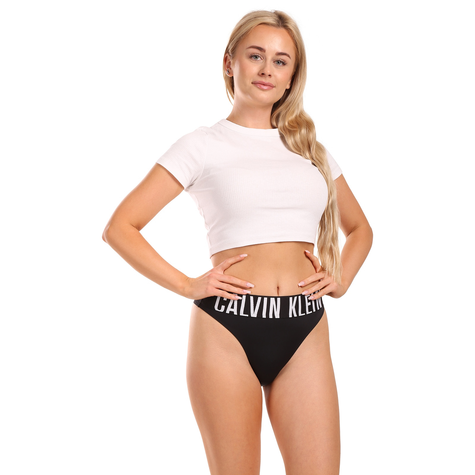 Dámská tanga Calvin Klein černé (QF7639E-UB1) XS.
Tanga Calvin Klein vypadají velmi luxusně, a to nejen díky střihu.