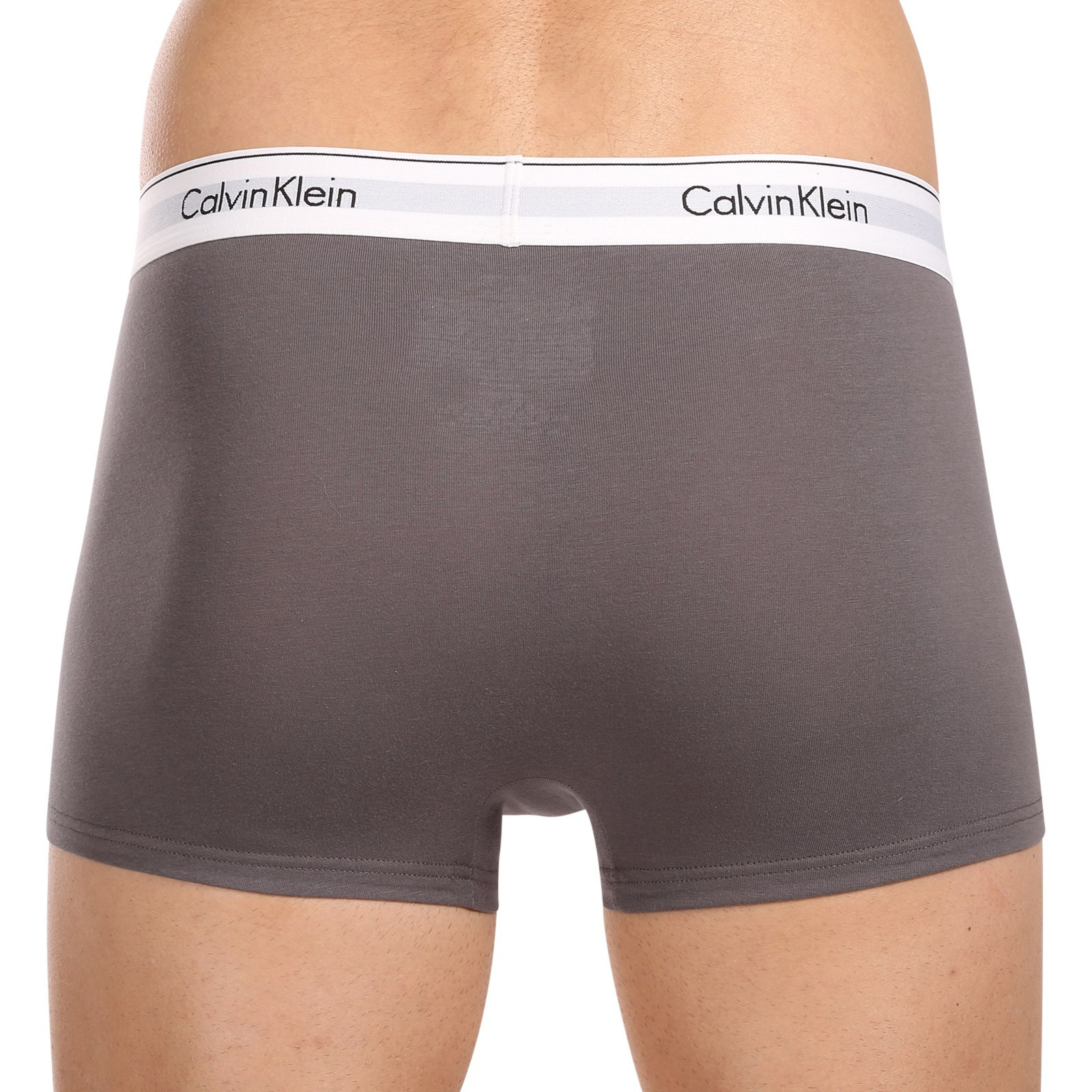 3PACK pánské boxerky Calvin Klein vícebarevné (NB2380A-M9I) M, trenky / trenýrky.
Kvalitní boxerky do každého šatníku
Pánské boxerky Calvin Klein s delší nohavičkou zajišťují dokonalý komfort pro každodenní nošení, nezáleží na tom, jestli tě čeká důležitá pracovní schůzka nebo lezení po skalách.
Spodní prádlo Calvin Klein milují lidé po celém světě
Pánské spodní prádlo Calvin Klein patří ke stálicím módního průmyslu.