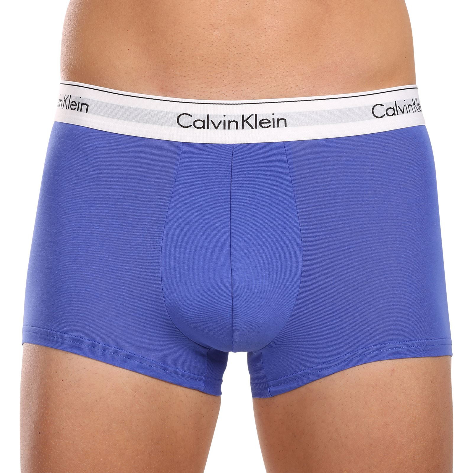 3PACK pánské boxerky Calvin Klein vícebarevné (NB2380A-M9I) M, trenky / trenýrky.
Kvalitní boxerky do každého šatníku
Pánské boxerky Calvin Klein s delší nohavičkou zajišťují dokonalý komfort pro každodenní nošení, nezáleží na tom, jestli tě čeká důležitá pracovní schůzka nebo lezení po skalách.
Spodní prádlo Calvin Klein milují lidé po celém světě
Pánské spodní prádlo Calvin Klein patří ke stálicím módního průmyslu.