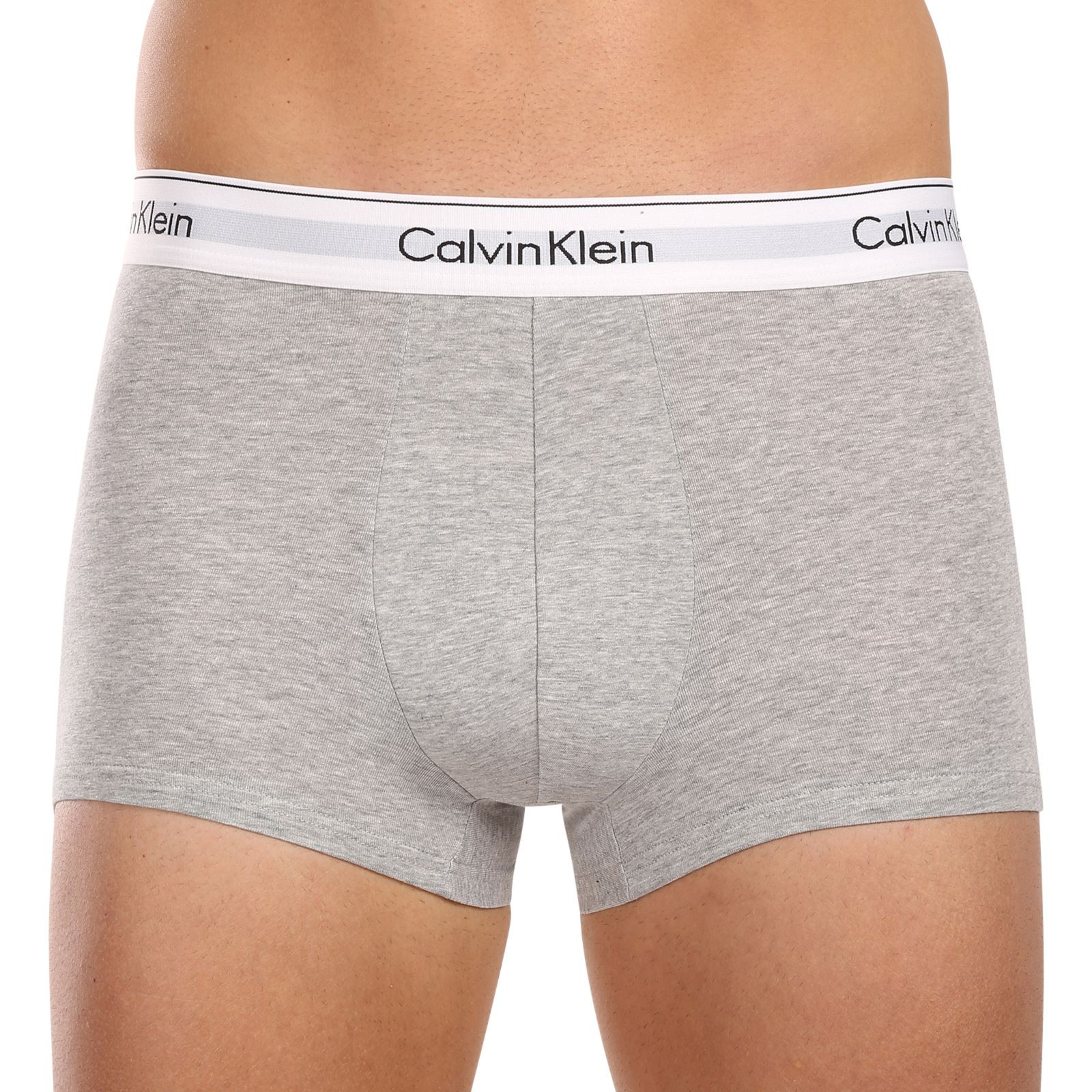 3PACK pánské boxerky Calvin Klein vícebarevné (NB2380A-M9I) M, trenky / trenýrky.
Kvalitní boxerky do každého šatníku
Pánské boxerky Calvin Klein s delší nohavičkou zajišťují dokonalý komfort pro každodenní nošení, nezáleží na tom, jestli tě čeká důležitá pracovní schůzka nebo lezení po skalách.
Spodní prádlo Calvin Klein milují lidé po celém světě
Pánské spodní prádlo Calvin Klein patří ke stálicím módního průmyslu.