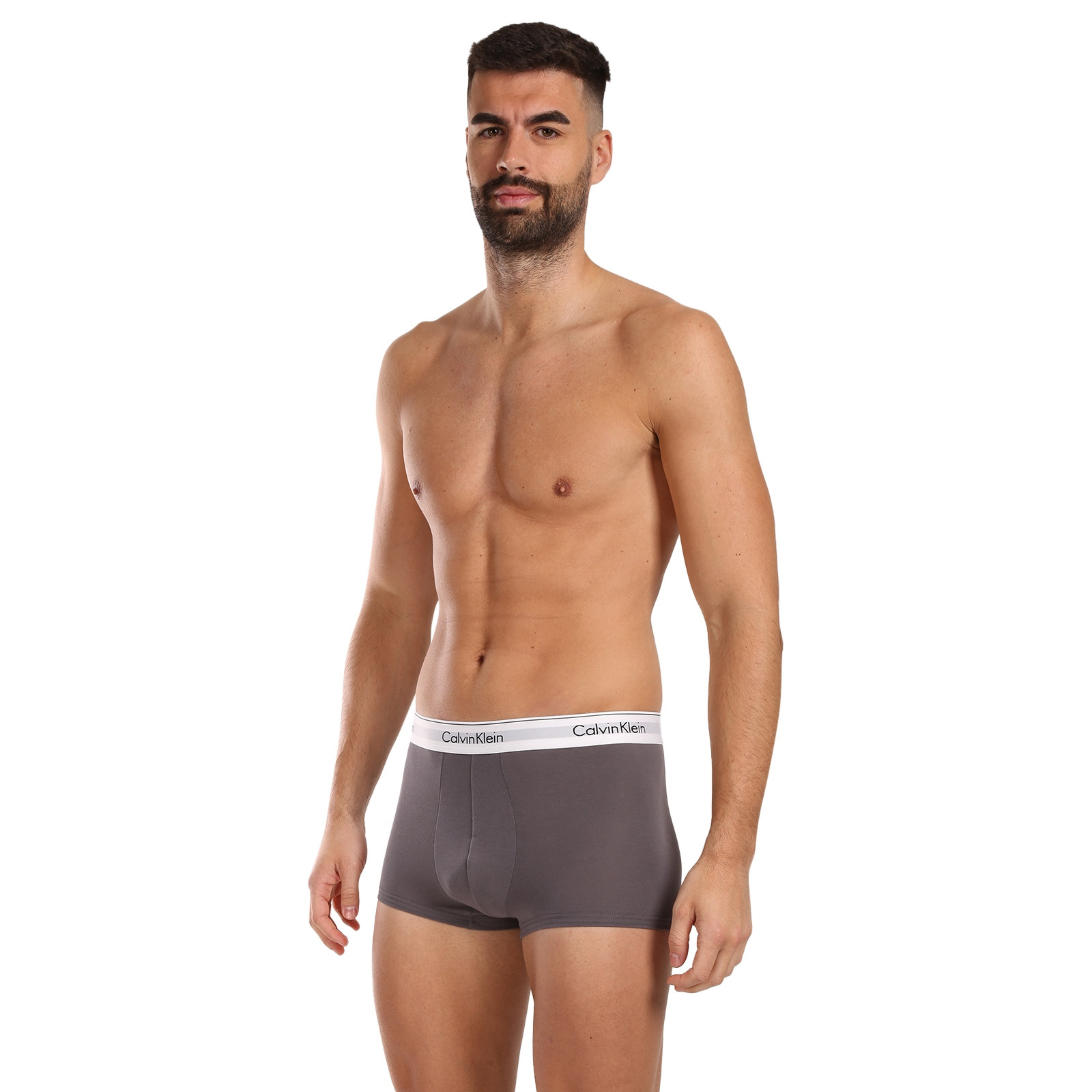 3PACK pánské boxerky Calvin Klein vícebarevné (NB2380A-M9I) M, trenky / trenýrky.
Kvalitní boxerky do každého šatníku
Pánské boxerky Calvin Klein s delší nohavičkou zajišťují dokonalý komfort pro každodenní nošení, nezáleží na tom, jestli tě čeká důležitá pracovní schůzka nebo lezení po skalách.
Spodní prádlo Calvin Klein milují lidé po celém světě
Pánské spodní prádlo Calvin Klein patří ke stálicím módního průmyslu.