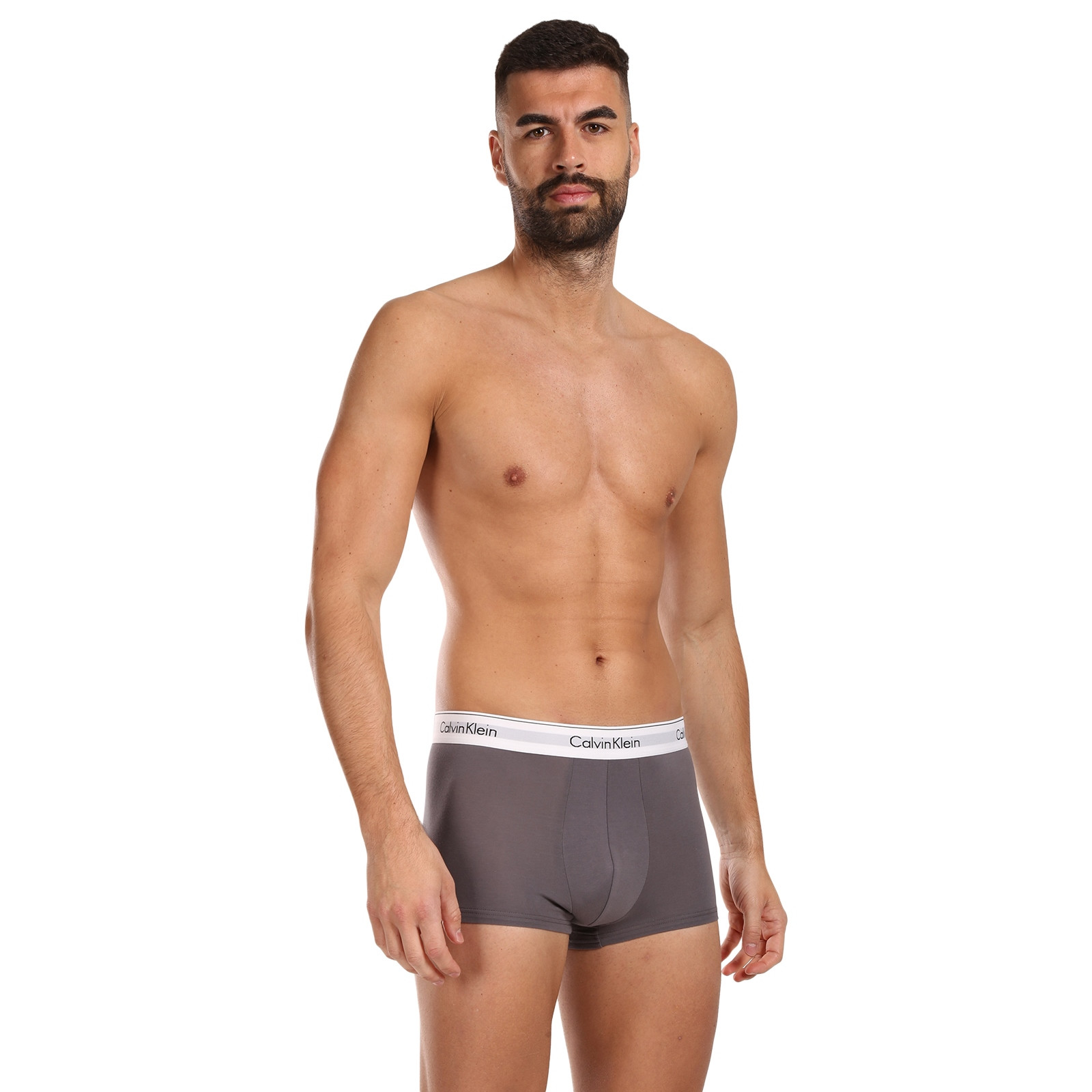 3PACK pánské boxerky Calvin Klein vícebarevné (NB2380A-M9I) M, trenky / trenýrky.
Kvalitní boxerky do každého šatníku
Pánské boxerky Calvin Klein s delší nohavičkou zajišťují dokonalý komfort pro každodenní nošení, nezáleží na tom, jestli tě čeká důležitá pracovní schůzka nebo lezení po skalách.
Spodní prádlo Calvin Klein milují lidé po celém světě
Pánské spodní prádlo Calvin Klein patří ke stálicím módního průmyslu.