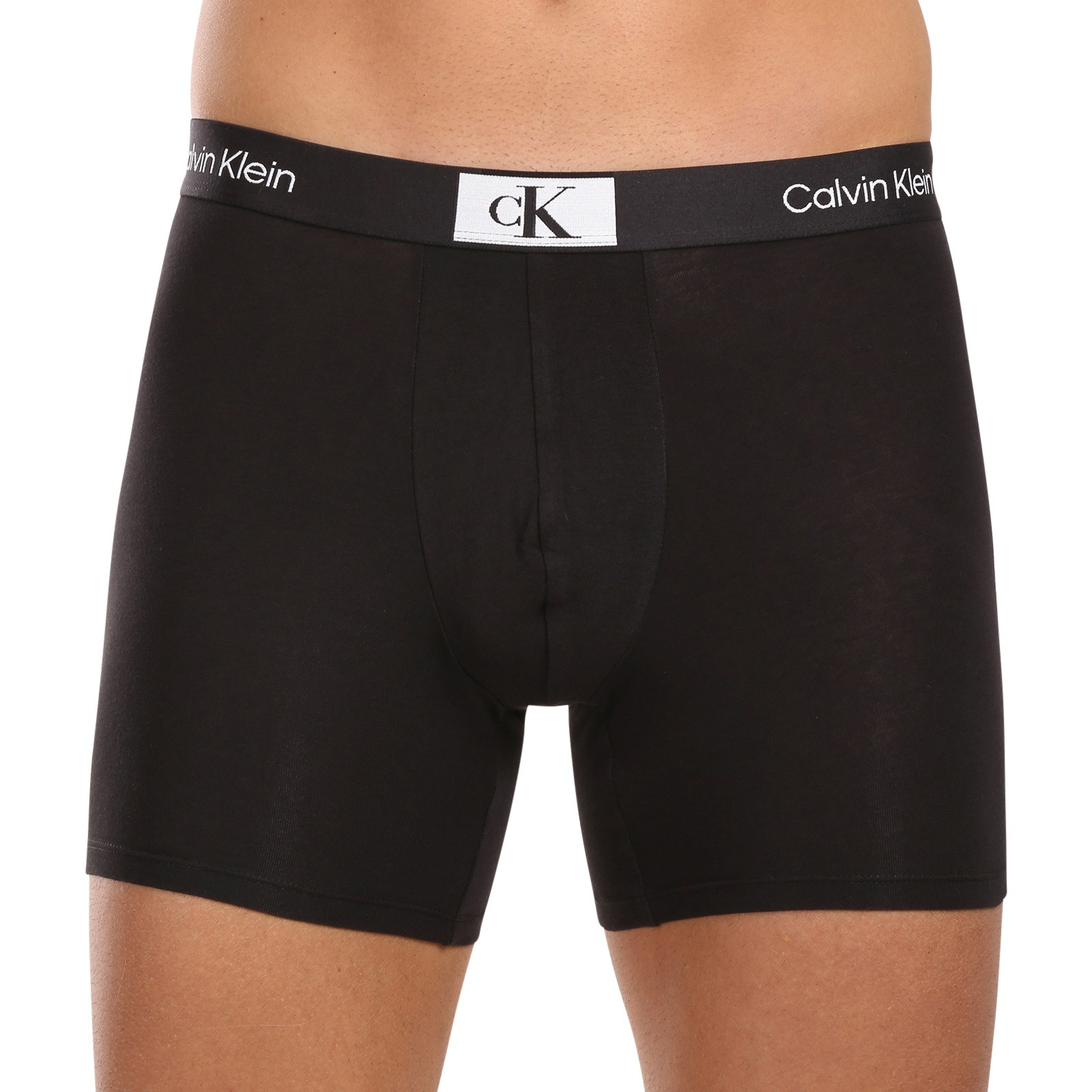 3PACK pánské boxerky Calvin Klein vícebarevné (NB3529E-MRU) XL, trenky / trenýrky.
Kvalitní boxerky do každého šatníku
Pánské boxerky Calvin Klein s delší nohavičkou zajišťují dokonalý komfort pro každodenní nošení, nezáleží na tom, jestli tě čeká důležitá pracovní schůzka nebo lezení po skalách.
Spodní prádlo Calvin Klein milují lidé po celém světě
Pánské spodní prádlo Calvin Klein patří ke stálicím módního průmyslu.