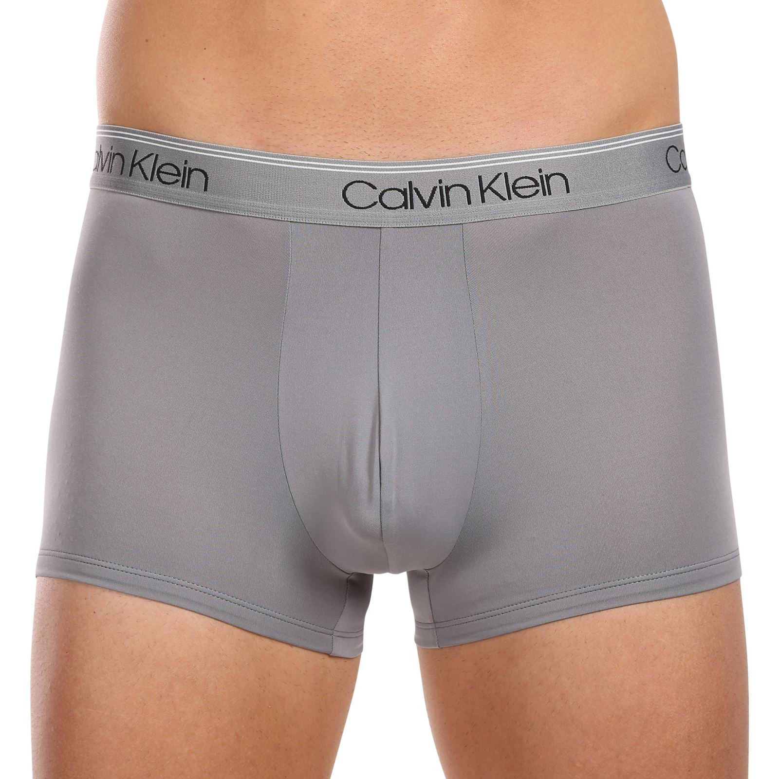 3PACK pánské boxerky Calvin Klein vícebarevné (NB2569A-8Z8) S, trenky / trenýrky.
Kvalitní boxerky do každého šatníku
Pánské boxerky Calvin Klein s delší nohavičkou zajišťují dokonalý komfort pro každodenní nošení, nezáleží na tom, jestli tě čeká důležitá pracovní schůzka nebo lezení po skalách.
Spodní prádlo Calvin Klein milují lidé po celém světě
Pánské spodní prádlo Calvin Klein patří ke stálicím módního průmyslu.