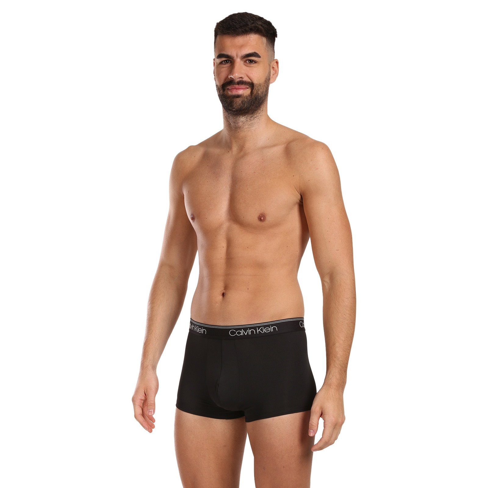 3PACK pánské boxerky Calvin Klein vícebarevné (NB2569A-8Z8) S, trenky / trenýrky.
Kvalitní boxerky do každého šatníku
Pánské boxerky Calvin Klein s delší nohavičkou zajišťují dokonalý komfort pro každodenní nošení, nezáleží na tom, jestli tě čeká důležitá pracovní schůzka nebo lezení po skalách.
Spodní prádlo Calvin Klein milují lidé po celém světě
Pánské spodní prádlo Calvin Klein patří ke stálicím módního průmyslu.