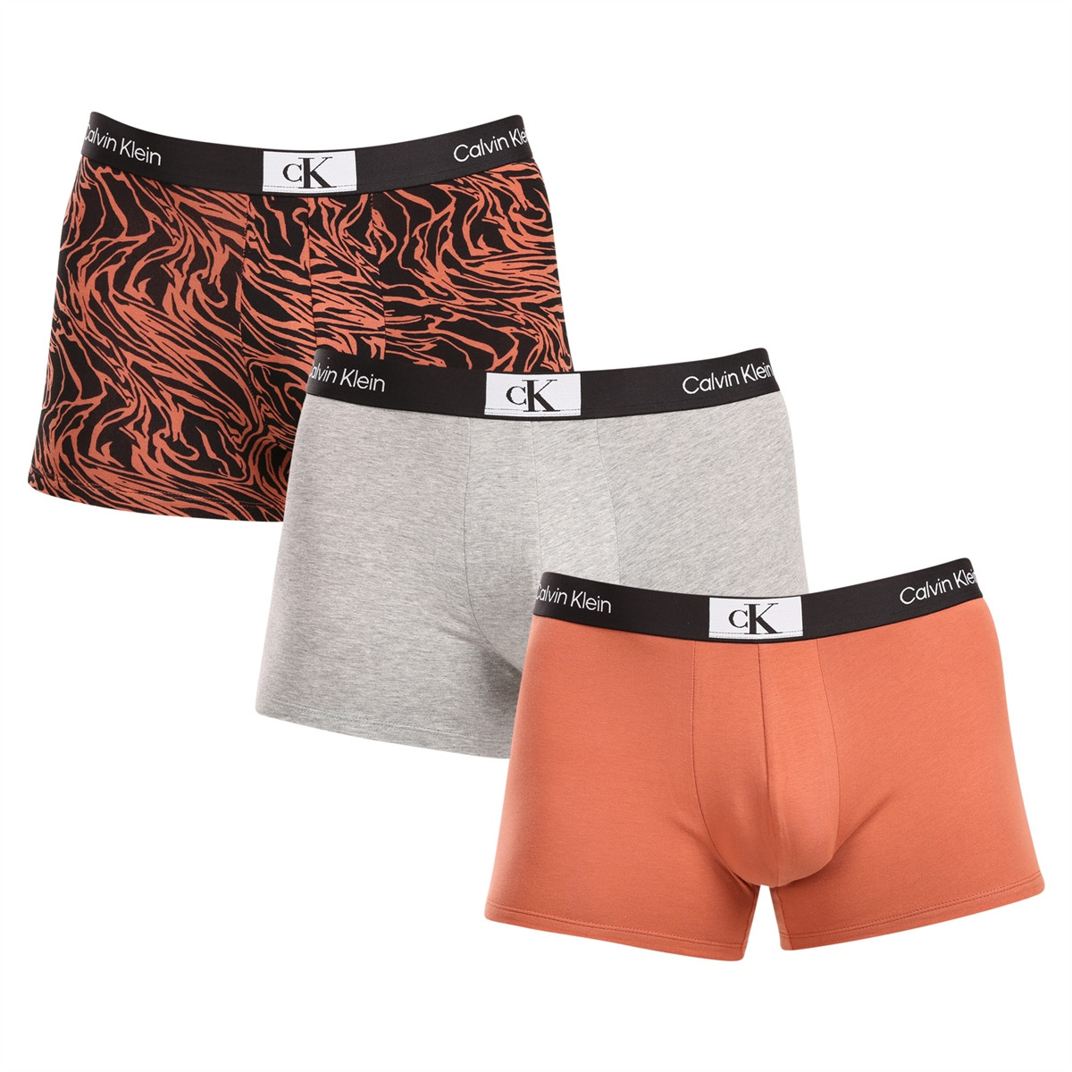 3PACK pánské boxerky Calvin Klein vícebarevné (NB3528E-MRW) M, trenky / trenýrky.
Kvalitní boxerky do každého šatníku
Pánské boxerky Calvin Klein s delší nohavičkou zajišťují dokonalý komfort pro každodenní nošení, nezáleží na tom, jestli tě čeká důležitá pracovní schůzka nebo lezení po skalách.
Spodní prádlo Calvin Klein milují lidé po celém světě
Pánské spodní prádlo Calvin Klein patří ke stálicím módního průmyslu.