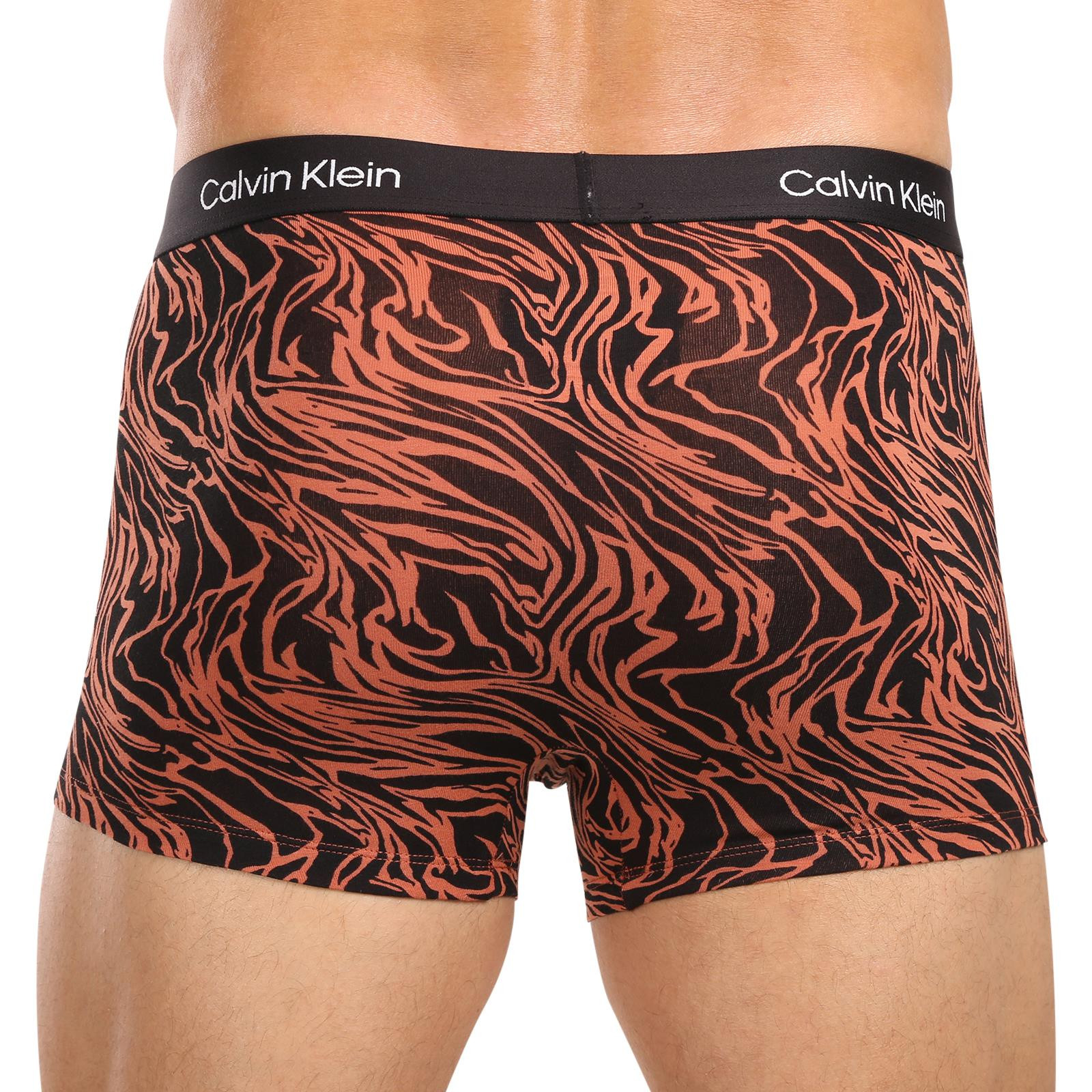 3PACK pánské boxerky Calvin Klein vícebarevné (NB3528E-MRW) M, trenky / trenýrky.
Kvalitní boxerky do každého šatníku
Pánské boxerky Calvin Klein s delší nohavičkou zajišťují dokonalý komfort pro každodenní nošení, nezáleží na tom, jestli tě čeká důležitá pracovní schůzka nebo lezení po skalách.
Spodní prádlo Calvin Klein milují lidé po celém světě
Pánské spodní prádlo Calvin Klein patří ke stálicím módního průmyslu.