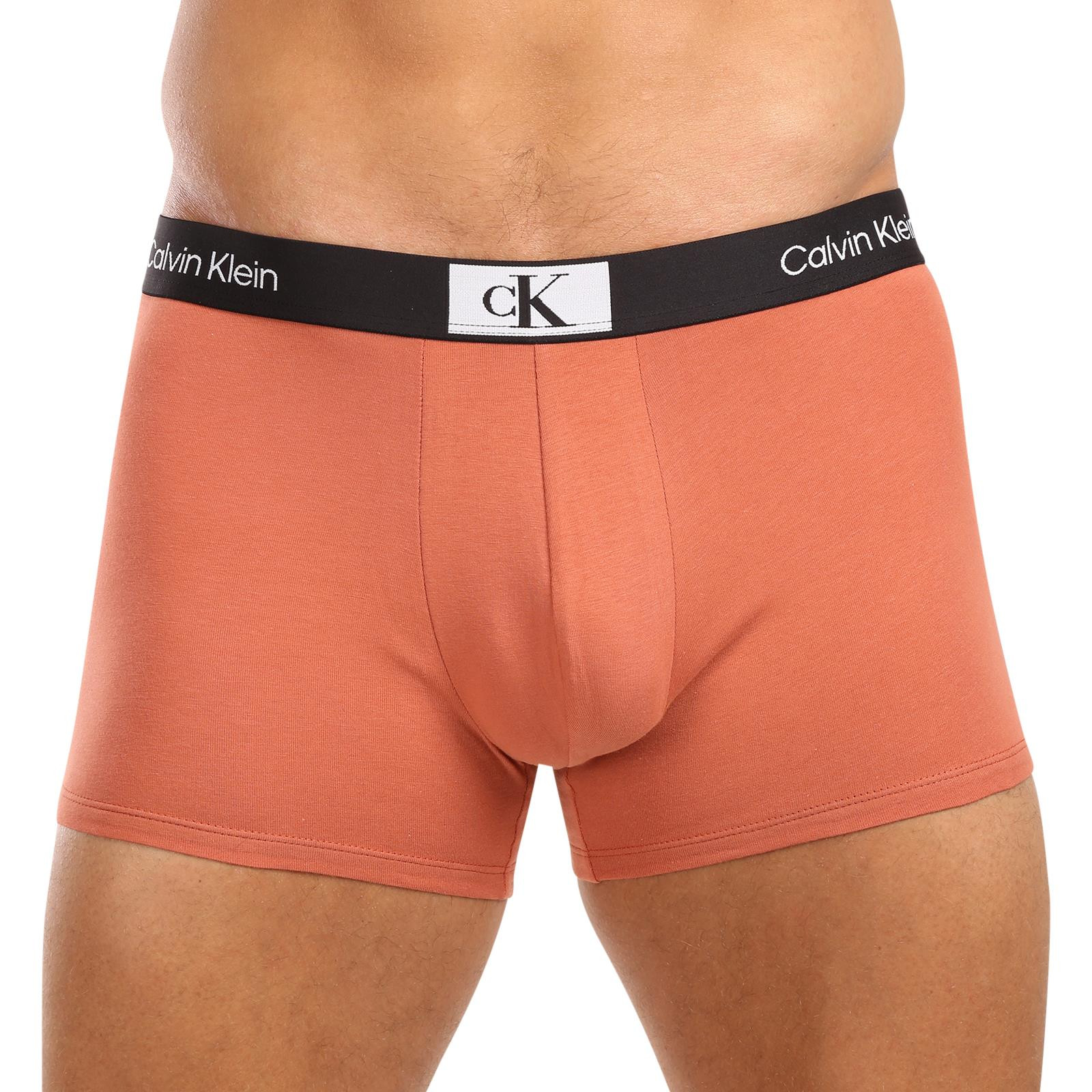 3PACK pánské boxerky Calvin Klein vícebarevné (NB3528E-MRW) M, trenky / trenýrky.
Kvalitní boxerky do každého šatníku
Pánské boxerky Calvin Klein s delší nohavičkou zajišťují dokonalý komfort pro každodenní nošení, nezáleží na tom, jestli tě čeká důležitá pracovní schůzka nebo lezení po skalách.
Spodní prádlo Calvin Klein milují lidé po celém světě
Pánské spodní prádlo Calvin Klein patří ke stálicím módního průmyslu.