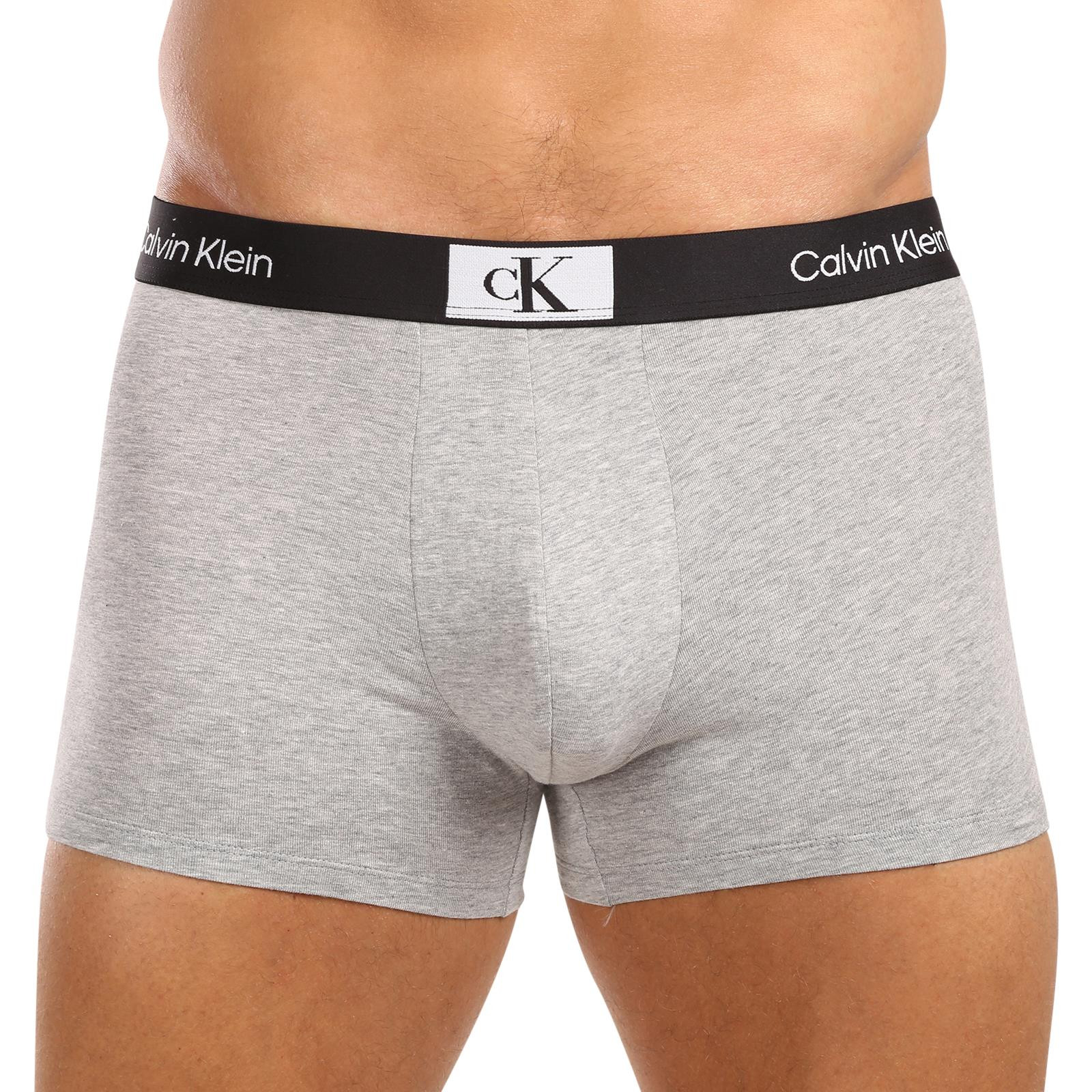 3PACK pánské boxerky Calvin Klein vícebarevné (NB3528E-MRW) M, trenky / trenýrky.
Kvalitní boxerky do každého šatníku
Pánské boxerky Calvin Klein s delší nohavičkou zajišťují dokonalý komfort pro každodenní nošení, nezáleží na tom, jestli tě čeká důležitá pracovní schůzka nebo lezení po skalách.
Spodní prádlo Calvin Klein milují lidé po celém světě
Pánské spodní prádlo Calvin Klein patří ke stálicím módního průmyslu.