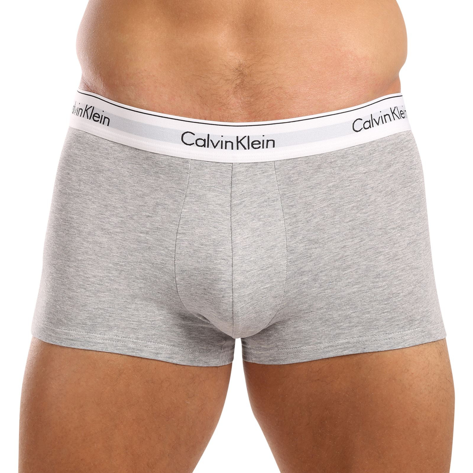 3PACK pánské boxerky Calvin Klein vícebarevné (NB2380A-N2I) L, trenky / trenýrky.
Kvalitní boxerky do každého šatníku
Pánské boxerky Calvin Klein s delší nohavičkou zajišťují dokonalý komfort pro každodenní nošení, nezáleží na tom, jestli tě čeká důležitá pracovní schůzka nebo lezení po skalách.
Spodní prádlo Calvin Klein milují lidé po celém světě
Pánské spodní prádlo Calvin Klein patří ke stálicím módního průmyslu.