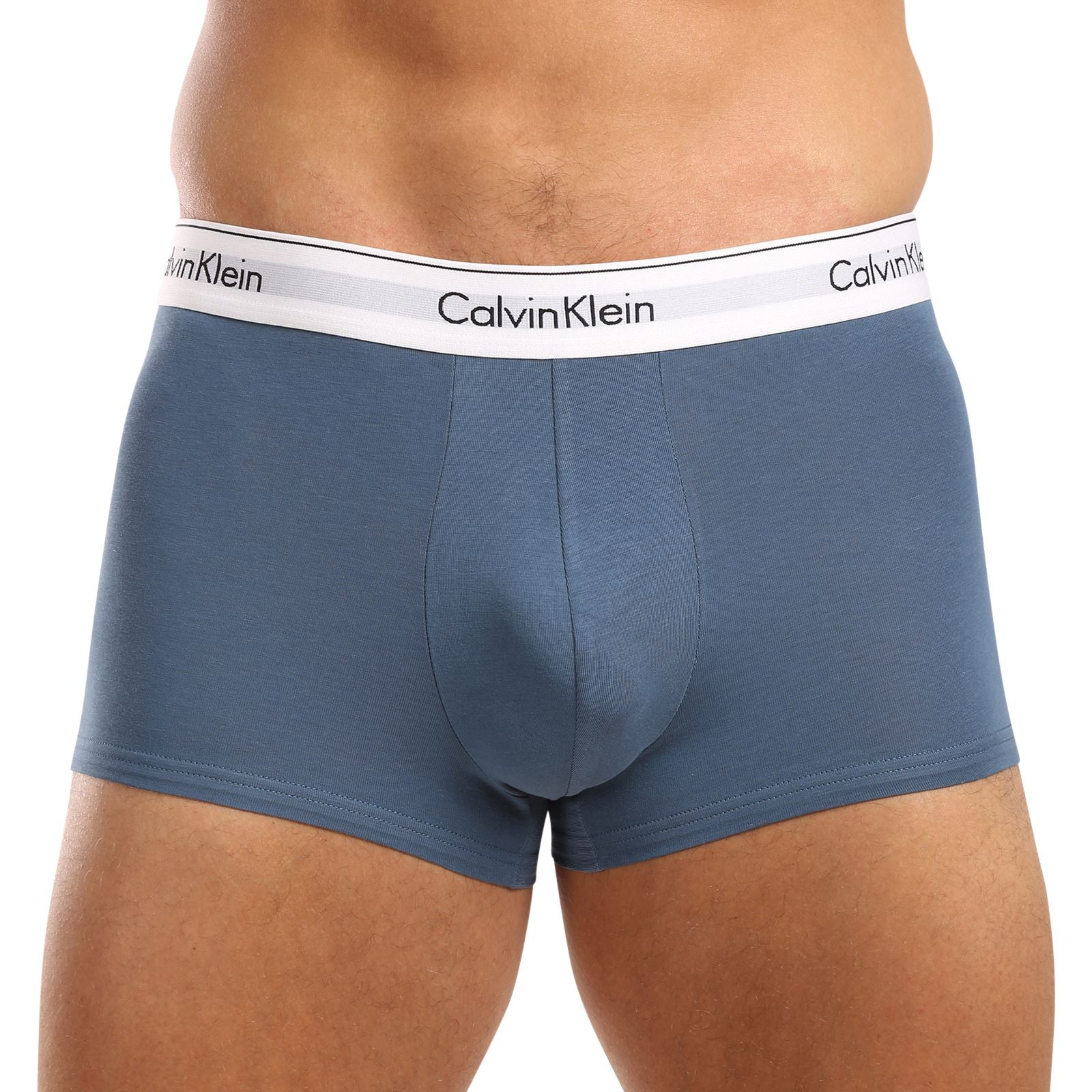 3PACK pánské boxerky Calvin Klein vícebarevné (NB2380A-N2I) L, trenky / trenýrky.
Kvalitní boxerky do každého šatníku
Pánské boxerky Calvin Klein s delší nohavičkou zajišťují dokonalý komfort pro každodenní nošení, nezáleží na tom, jestli tě čeká důležitá pracovní schůzka nebo lezení po skalách.
Spodní prádlo Calvin Klein milují lidé po celém světě
Pánské spodní prádlo Calvin Klein patří ke stálicím módního průmyslu.