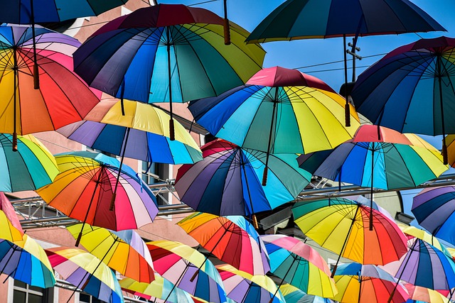 barevné a duhové deštníky na modré obloze